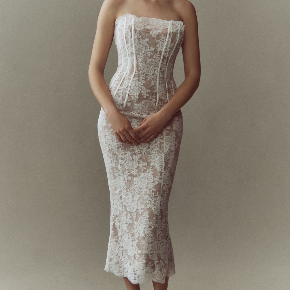 V. CHAPMAN CAPULET
STRAPLESS
CORSET CHANTILLY
LACE MIDI DRESS